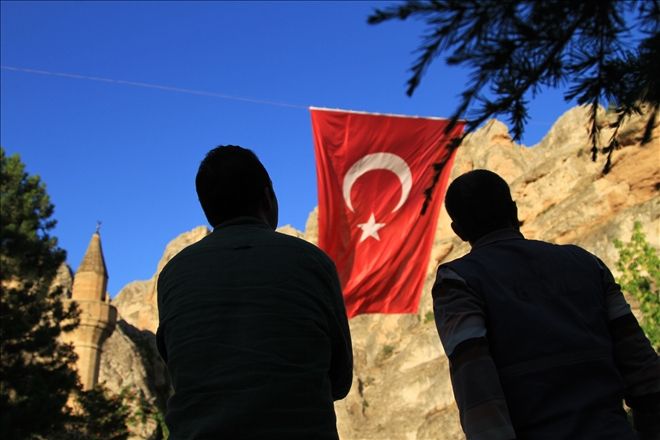 Dev Türk bayrağı asıldı