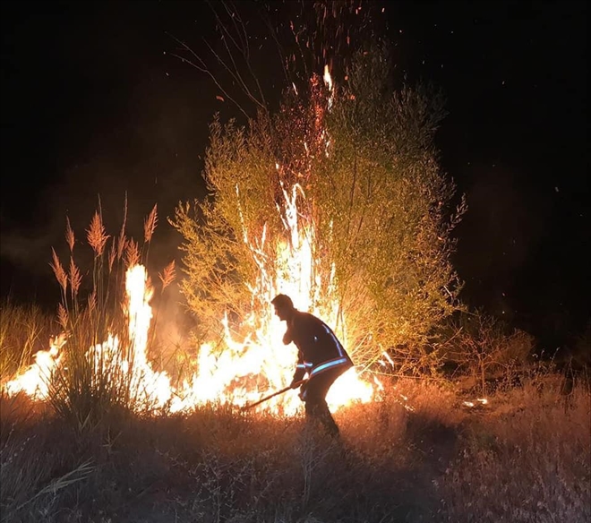 İtfaiye ekipleri kur ot yangını ile mücadele ediyor