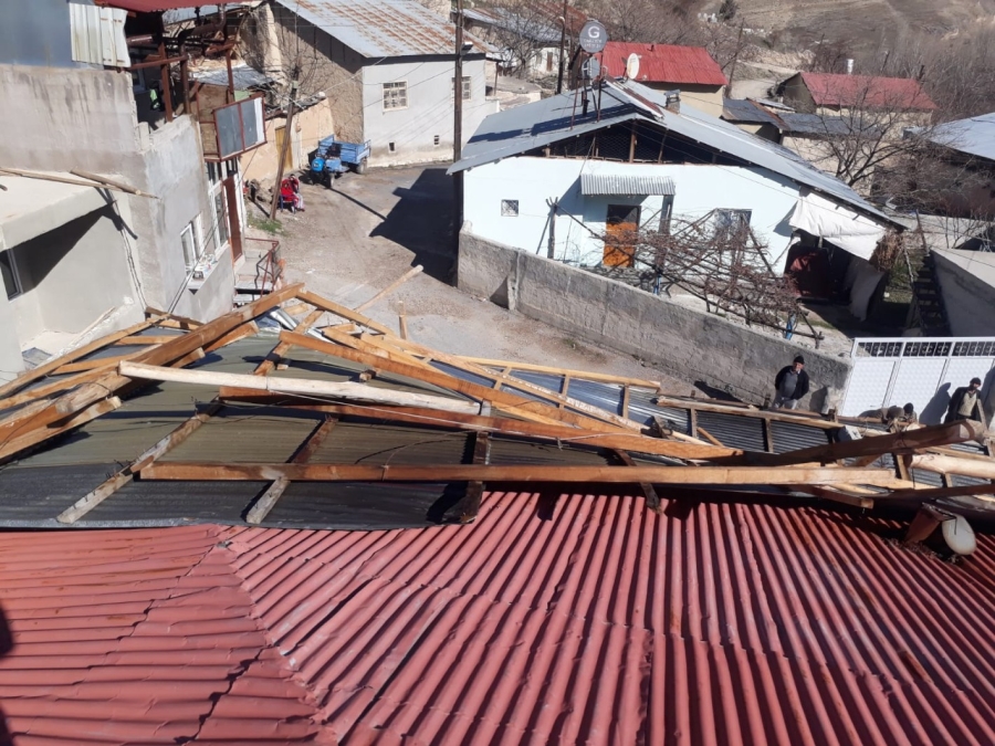 Şiddetli rüzgar bir evin çatısını uçurdu