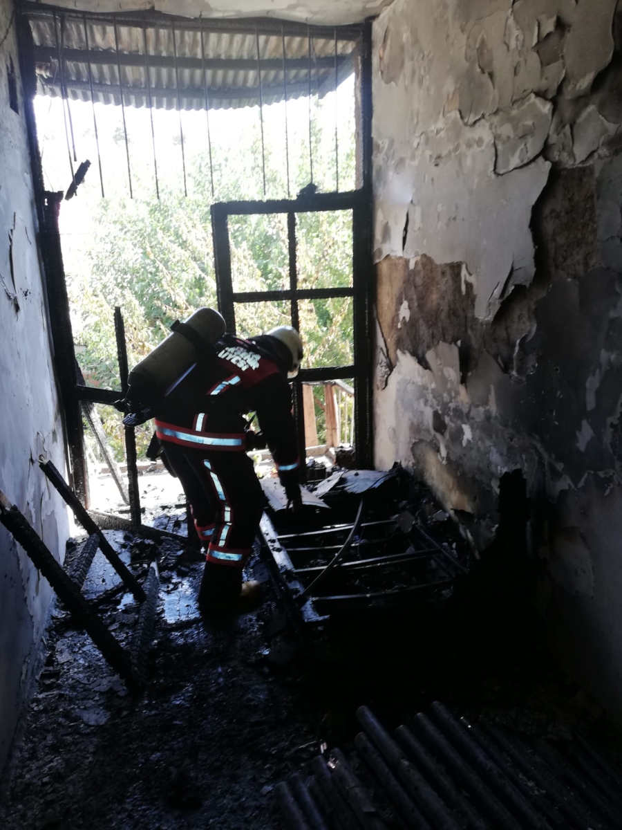 Yangında 2 katlı kerpiç ev zarar gördü
