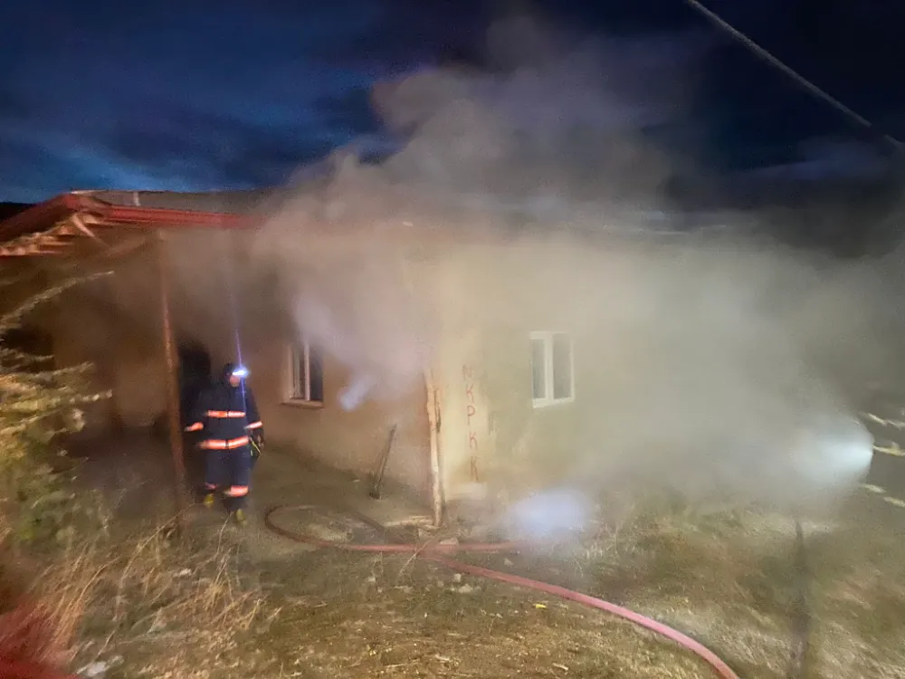 Ağır hasarlı evinin yıkılacak olmasına kızıp evi ateşe verdi