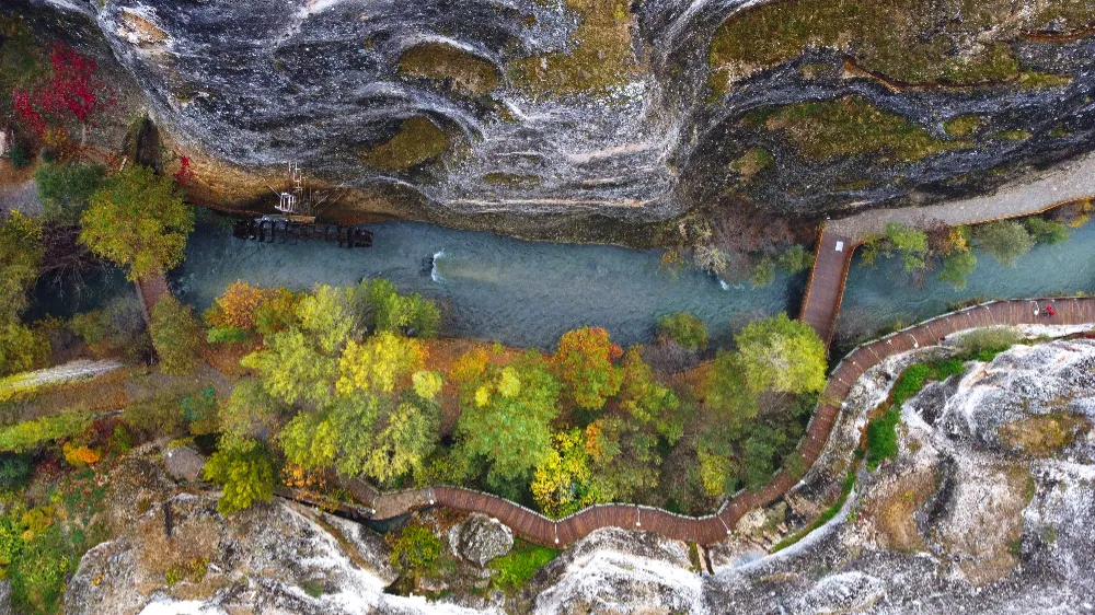 Tohma Kanyonu ziyaretçilerini sonbahar renkleriyle ağırlıyor