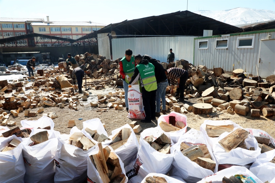 Hulusi Efendi Vakfı’ndan Depremzedelere Odun Yardımı