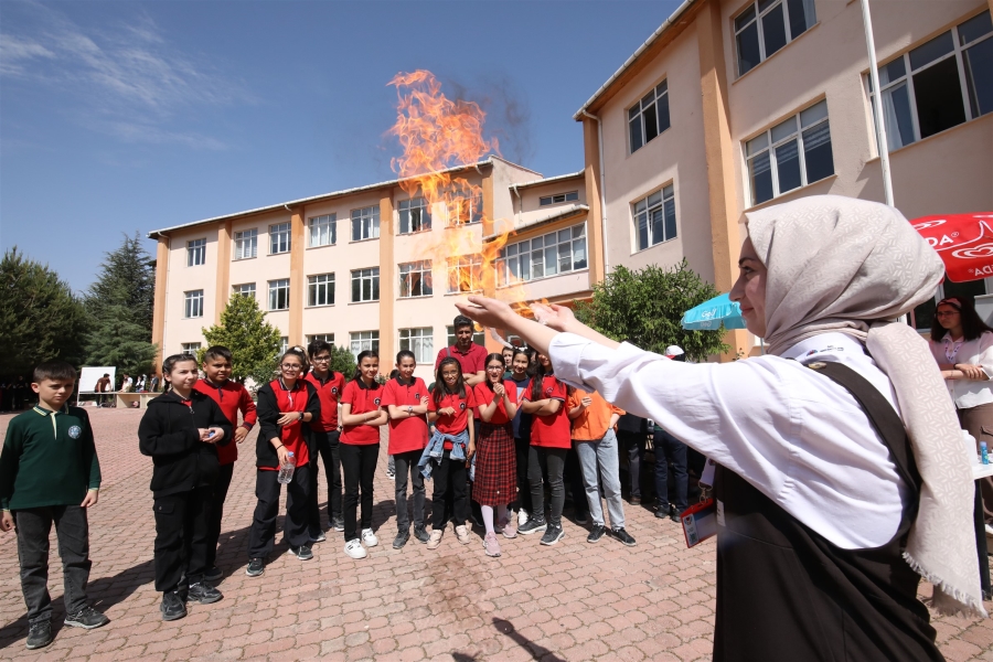 Hacı Naciye Ateş Okulları bilim şenliği yoğun ilgi gördü