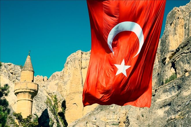 Somuncu Baba´ya dev Türk Bayrağı asıldı