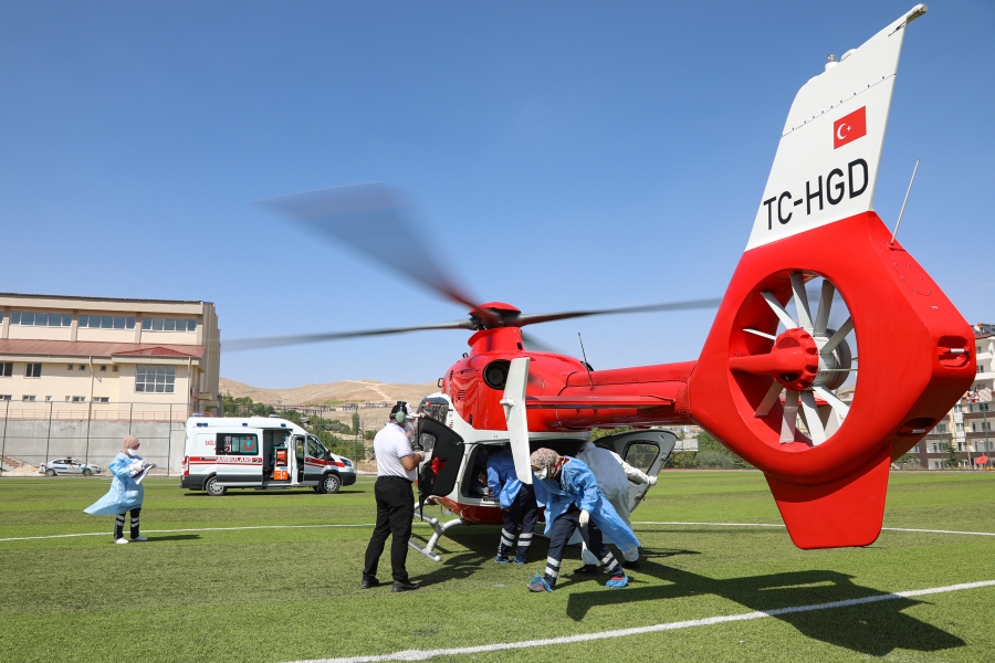 Ambulans helikopter bisikletten düşen bebek için havalandı