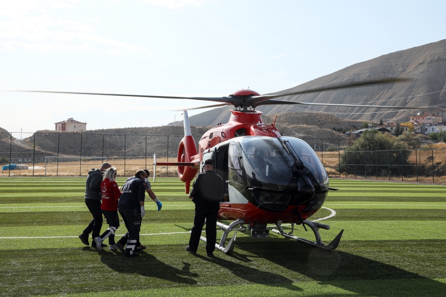 Parmakları kesilen kişi ambulans helikopterle hastaneye kaldırıldı