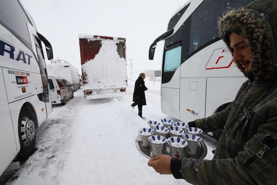 Darende-Malatya-Kayseri kara yolu yoğun kar nedeniyle ulaşıma kapandı