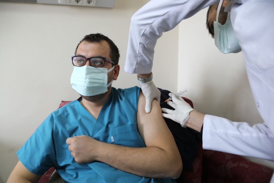 Sağlık çalışanlarına CoronaVac aşısının ilk dozu yapılmaya başlandı