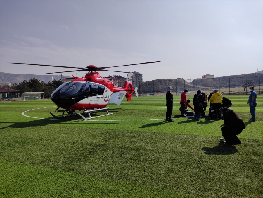 Hava ambulansı kalp krizi geçiren hastanın imdadına koştu