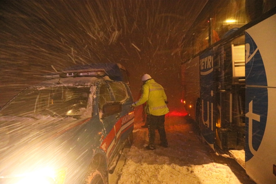 Malatya-Kayseri kara yolu yoğun kar nedeniyle ulaşıma kapandı