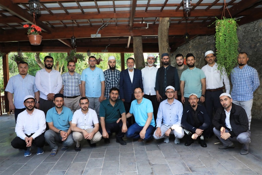 Türkiye’de eğitim alan yabancı din görevlilerinden ziyaret