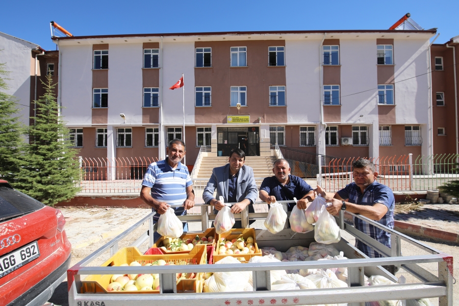 Öğrenci yurtlarına 2 ton elma bağışlandı