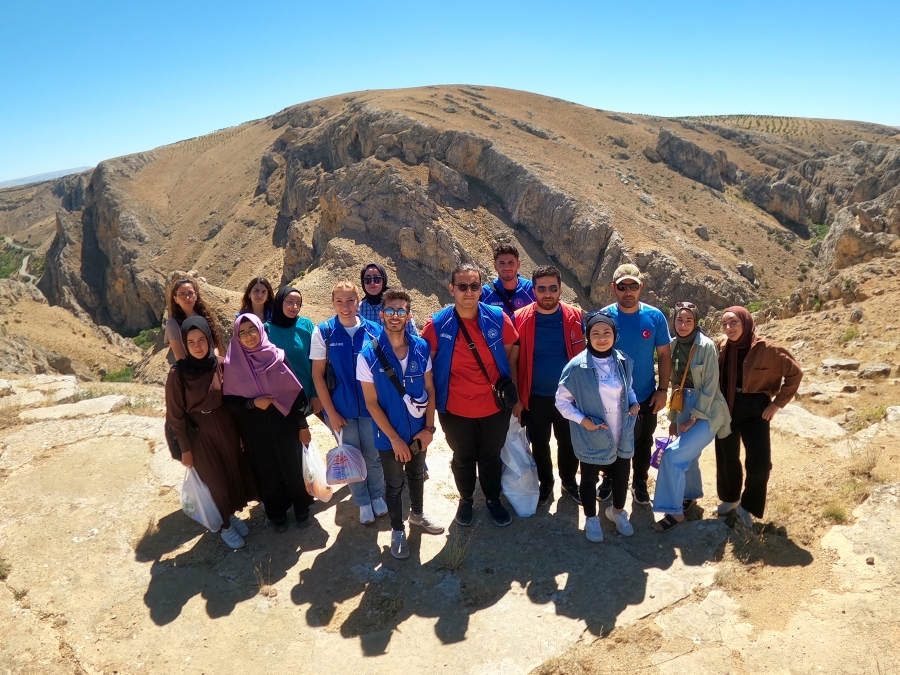 Fırat Gençlik Merkezi gönüllüleri, Günpınar Kanyonu’nu gezdi