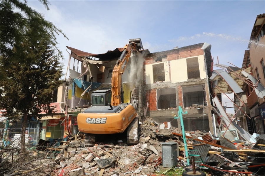 Depremde hasar gören iş yerlerinin yıkımı yapıldı