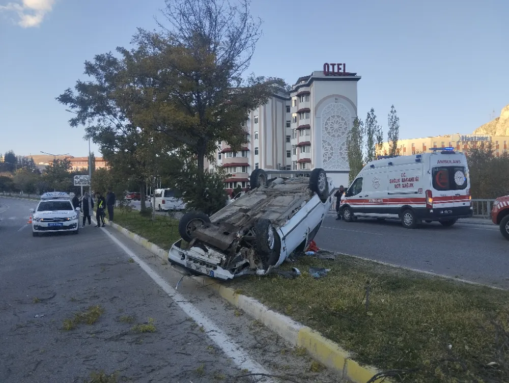 Refüje çarpıp devrilen otomobildeki 1 kişi yaralandı