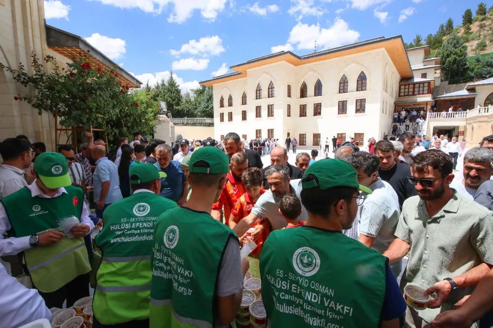 Somuncu Baba Külliyesi’nde aşure ikramı