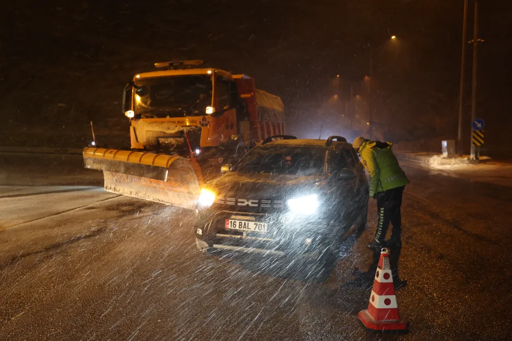 Malatya-Kayseri kara yolu kar ve tipi nedeniyle ulaşıma kapandı