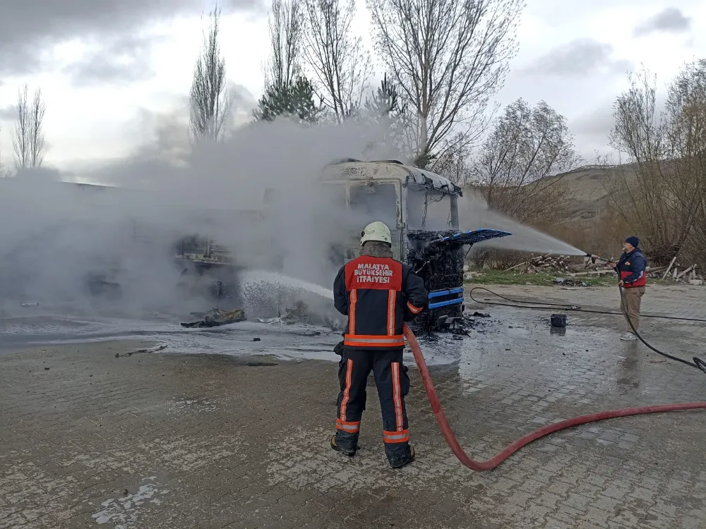 Park halindeki tırda çıkan yangın söndürüldü
