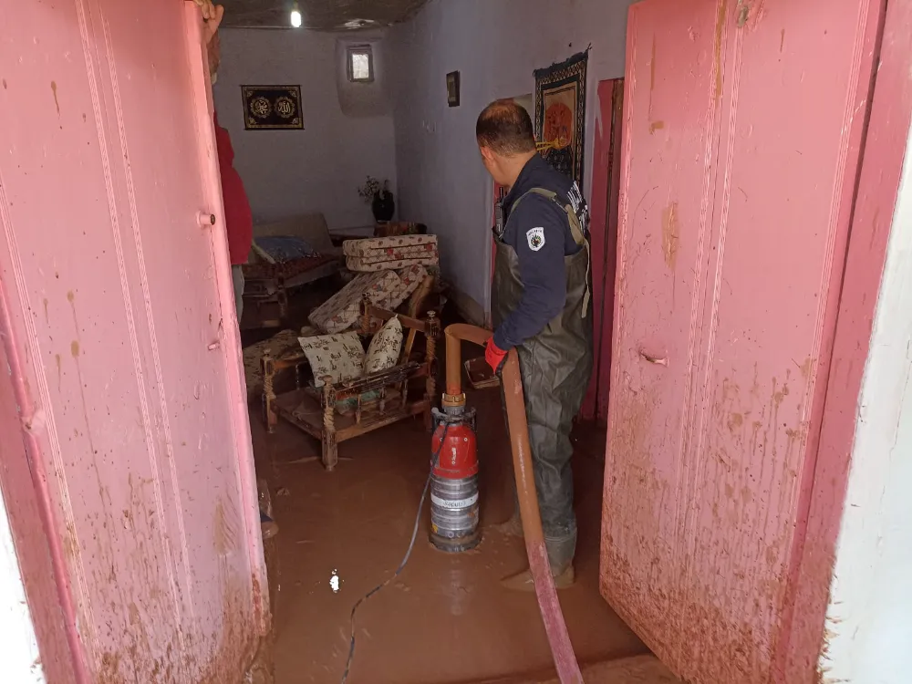 Sağanak sonrası bir ev sel sularından etkilendi 