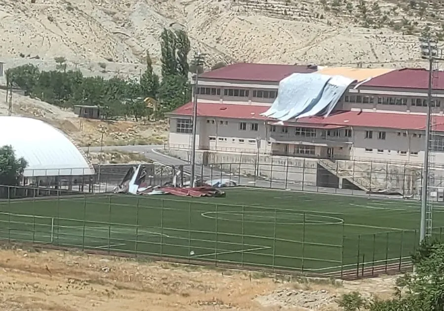 Şiddetli rüzgar spor kompleksinin çatısını uçurdu