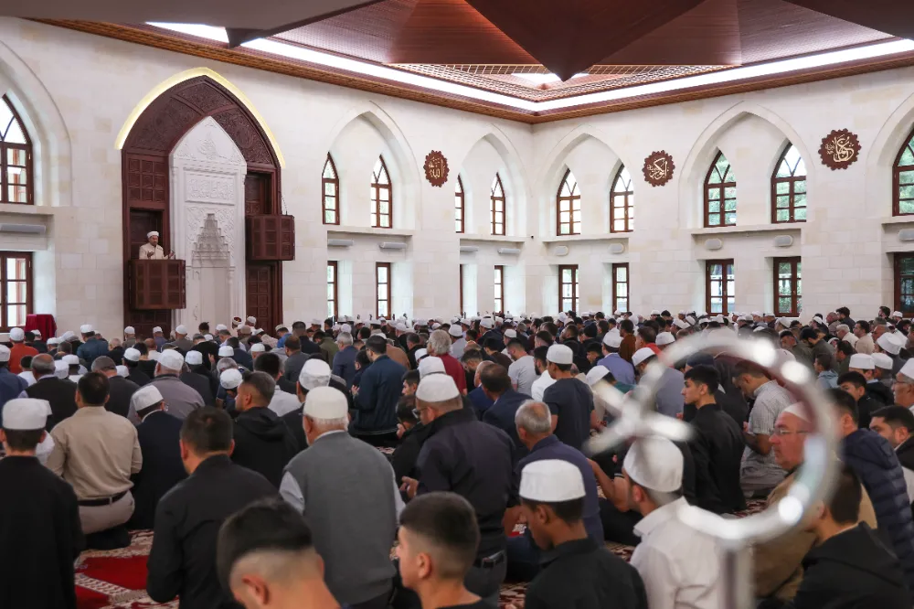 Vatandaşlar Kurban Bayramı namazı için Somuncu Baba’ya akın etti