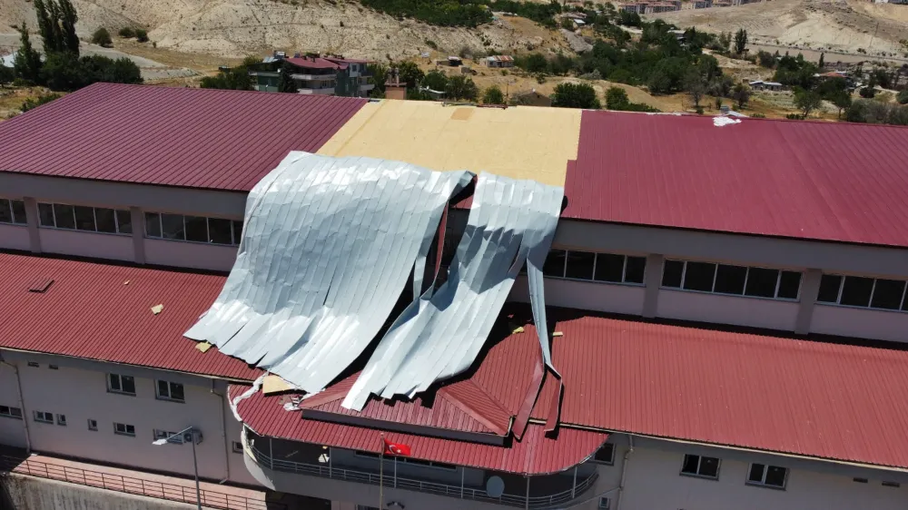 Şiddetli rüzgar spor kompleksinin çatısını uçurdu