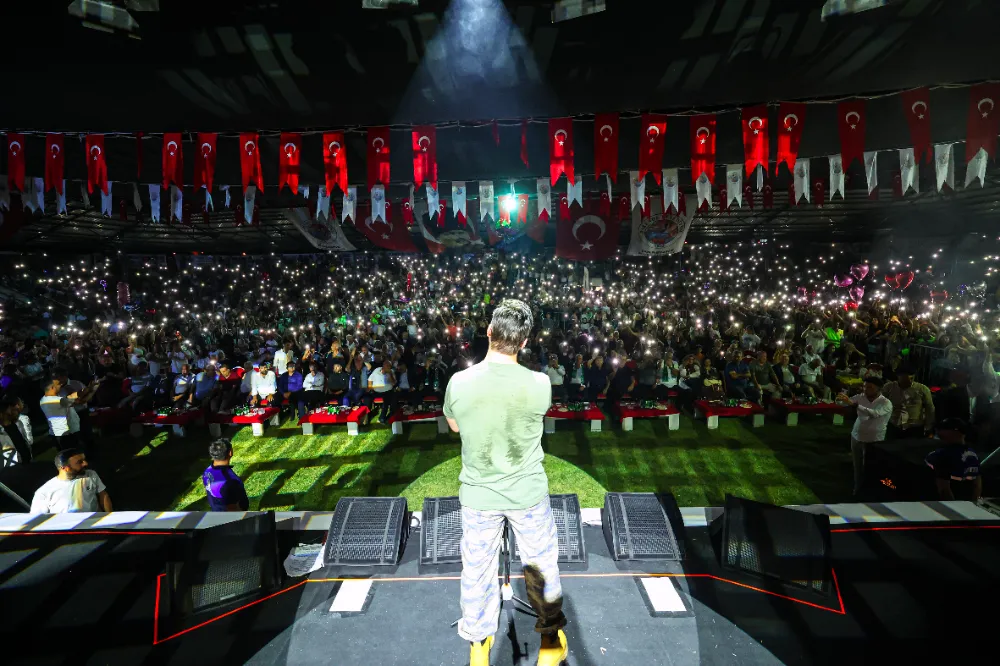 Şarkıcı Sinan Akçıl, festival kapsamında sahne aldı