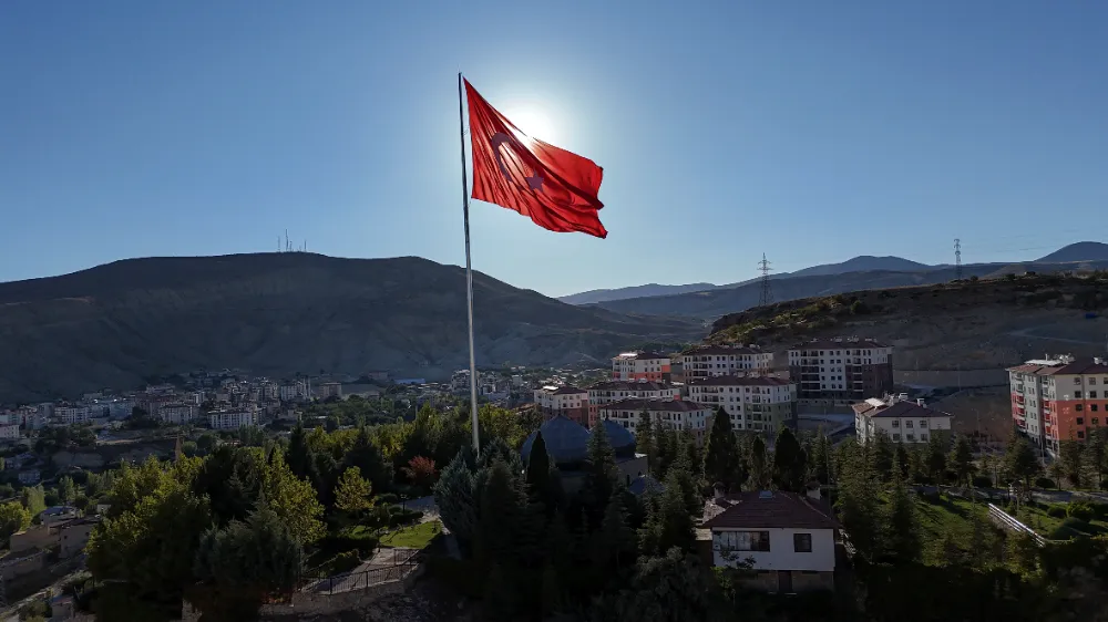 Doğu Anadolu Bölgesi’nin en büyük bayrağı göndere çekildi