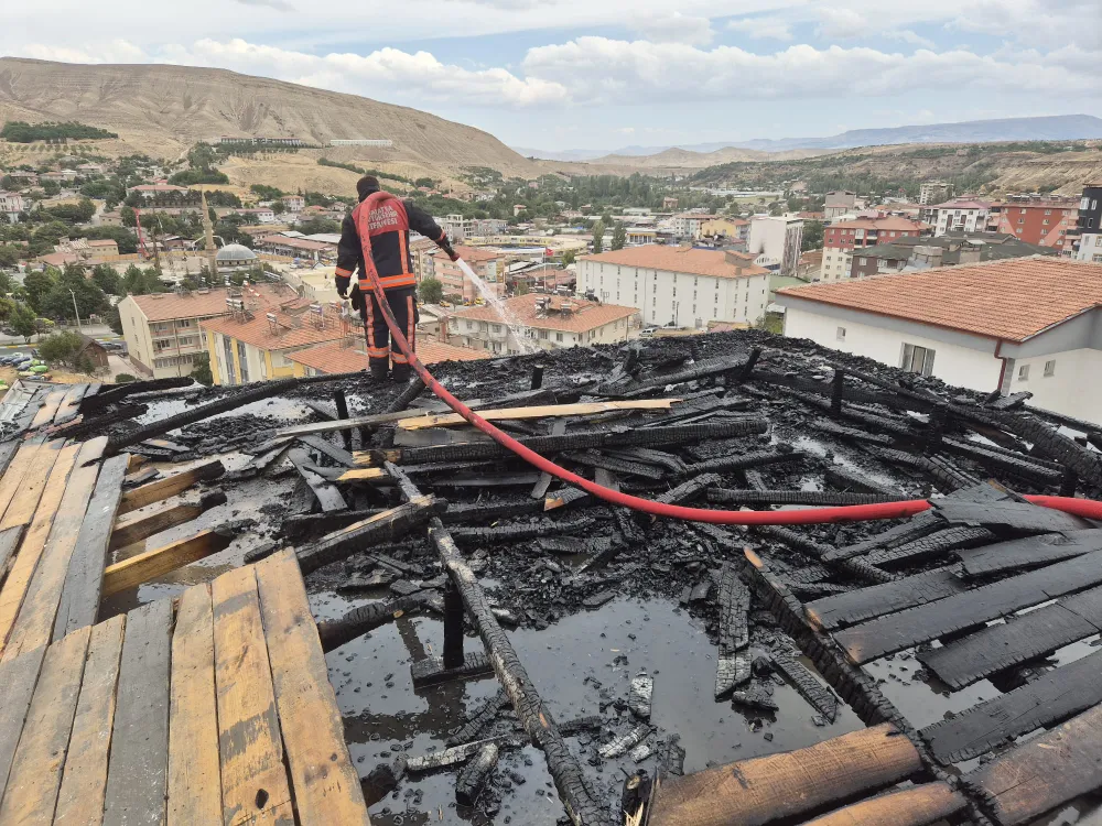İnşaat halindeki binanın çatısında çıkan yangın söndürüldü