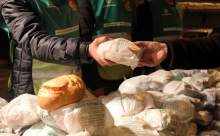 Mevlit Kandilinde ekmek dağıtıldı